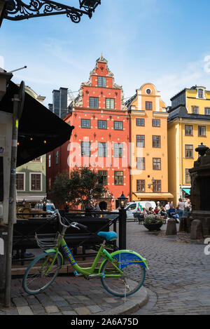 Schweden Bike, mit Blick auf ein von der EU finanziertes Zyklus Regelung bike in der Altstadt (Gamla Stan) von Stockholm, Schweden geparkt. Stockfoto