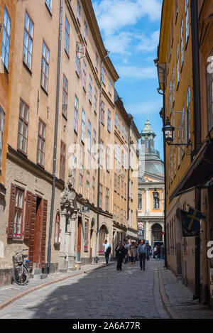 Stockholm Zentrum, Blick entlang Svartmangatan, eine typische Straße mit Kopfsteinpflaster in der Altstadt (Gamla Stan) von Stockholm, Schweden. Stockfoto