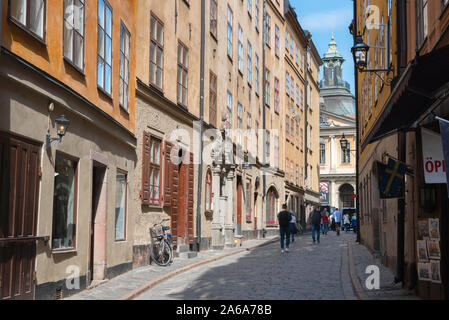 Stockholm Zentrum, Blick entlang Svartmangatan, eine typische Straße mit Kopfsteinpflaster in der Altstadt (Gamla Stan) von Stockholm, Schweden. Stockfoto