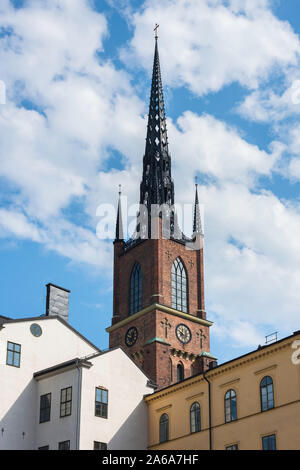 Riddarholmskyrkan Kirche, Blick auf den Turm und die Turmspitze der Riddarholmskyrkan Kirche auf Riddarholmen Insel im Zentrum von Stockholm, Schweden Stockfoto