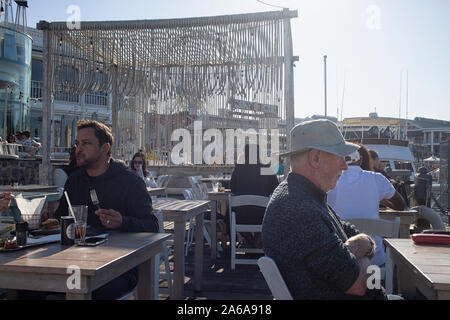 Die Menschen genießen einen Kai Restaurant im Victor und Alfred Waterfront in Kapstadt, Südafrika Stockfoto