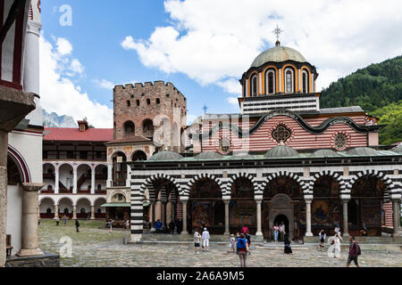 Rila Kloster Rila Gebirge, Bulgarien - Juli 17, 2019: Blick auf die Kirche und den Turm von Hrelyu in Rila Kloster. Stockfoto