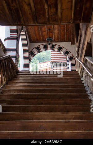 Rila Kloster Rila Gebirge, Bulgarien - 17. Juli 2019: hölzerne Treppe in das Kloster Rila. Stockfoto