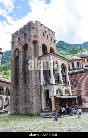 Rila Kloster Rila Gebirge, Bulgarien - Juli 17, 2019: Blick auf den Turm von Hrelyu in Rila Kloster. Stockfoto