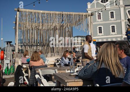 Die Menschen genießen einen Kai Restaurant im Victor und Alfred Waterfront in Kapstadt, Südafrika Stockfoto