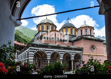 Rila Kloster Rila Gebirge, Bulgarien - Juli 17, 2019: Blick auf die Kirche "Geburt der Jungfrau und Mutter" im Kloster Rila. Stockfoto