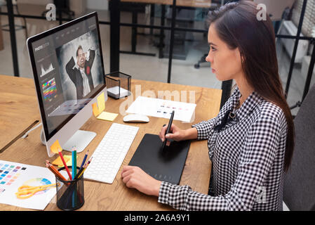 Young Artist Graphic Designer Zeichnung etwas auf Grafik Tablett im Büro Stockfoto