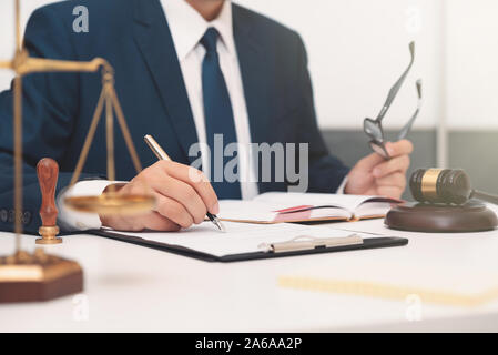 Rechtsanwalt oder Anwalt Arbeiten mit Papier im Büro. Recht und Gerechtigkeit Konzept. Stockfoto