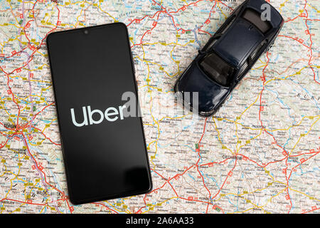 Wroclaw, Polen - Oct 23, 2019: Uber Logo auf Huawei P30. Uber ist Teilen - Wirtschaft Service für ubran Transport. Stockfoto