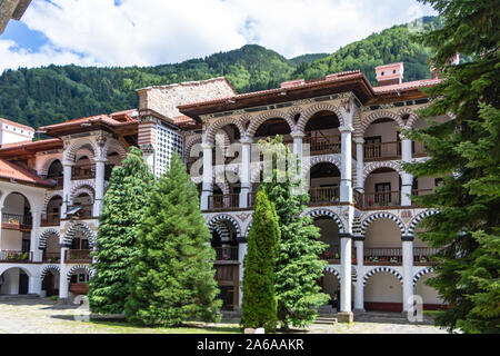 Rila Kloster Rila Gebirge, Bulgarien - Juli 17, 2019: Blick Architektur der Kloster Rila. Stockfoto