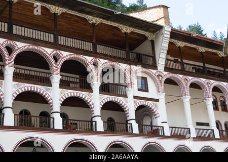 Rila Kloster Rila Gebirge, Bulgarien - Juli 17, 2019: Blick Architektur der Kloster Rila. Stockfoto