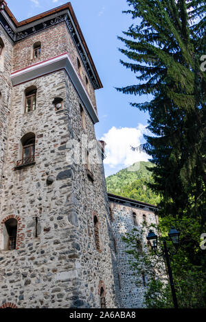 Rila Kloster Rila Gebirge, Bulgarien - Juli 17, 2019: Blick auf das Kloster Rila von außen. Stockfoto