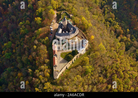 FALKENSTEIN, Sachsen - Anhalt, Deutschland - Oktober 24, 2019: Luftaufnahme der mittelalterlichen Burg Falkenstein im Harz über dem Selketal. Stockfoto