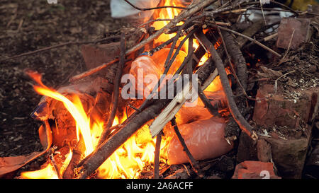 Plastikflaschen sind Brennen in der firem, close-up Stockfoto