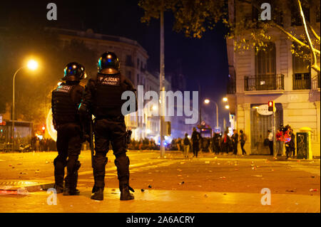 Barcelona, Spanien - 18. Oktober 2019: Mossos d'Esquadra in Urquinaona Platz katalanische Polizei mit Gewehren konfrontieren mit den Demonstranten in der Nacht bei Zusammenstößen w Stockfoto