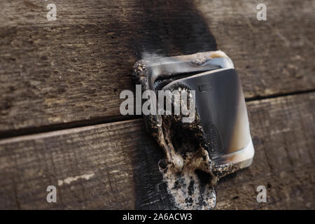 Streams von schwarzen Rauch kommen aus dem Switch. Gefahr für Leben und Gesundheit Stockfoto