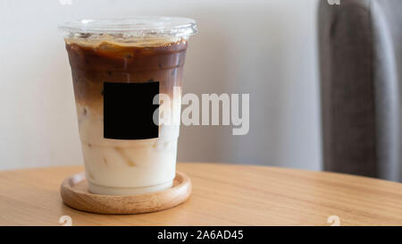 Iced Latte Kaffee in Kunststoff Glas Stockfoto