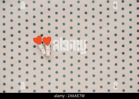Zwei Herzen auf einem crafting Polka Dot Hintergrund. Urlaub Konzept. Flach, Ansicht von oben, kopieren. Valentinstag Hintergrund. Stockfoto