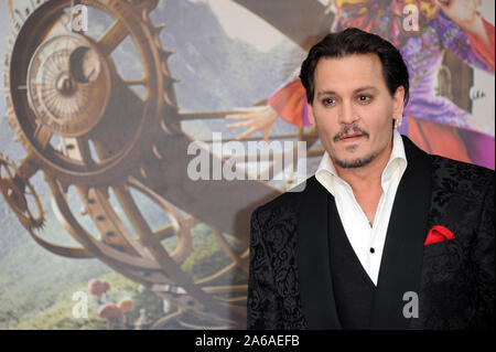 London, Großbritannien. 11. Mai 2016. LONDON, ENGLAND - Mai 10: Johnny Depp nimmt an der UK Premiere von 'Alice Through The Looking Glass' im Odeon Leicester Square am 10. Mai 2016 in London, England. Personen: Johnny Depp Credit: Stürme Media Group/Alamy leben Nachrichten Stockfoto