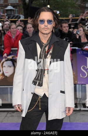 LONDON, ENGLAND - Mai 09: Johnny Depp nimmt an den 'Dark Shadows' European Film Premiere im Empire Leicester Square am 9. Mai 2012 in London, England. Personen: Johnny Depp Stockfoto