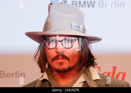 Berlin, Deutschland. 15. Dez 2010. BERLIN, DEUTSCHLAND - 14 Dezember: Schauspieler Johnny Depp besucht die Europäische Premiere von "The Tourist" im CineStar am Potsdamer Platz am 14. Dezember 2010 in Berlin, Deutschland: Johnny Depp Credit: Stürme Media Group/Alamy leben Nachrichten Stockfoto