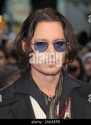 London, Großbritannien. 10 Mai, 2012. LONDON, ENGLAND - Mai 09: Johnny Depp nimmt an den 'Dark Shadows' European Film Premiere im Empire Leicester Square am 9. Mai 2012 in London, England. Personen: Johnny Depp Credit: Stürme Media Group/Alamy leben Nachrichten Stockfoto