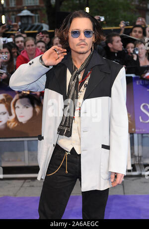 London, Großbritannien. 10 Mai, 2012. LONDON, ENGLAND - Mai 09: Johnny Depp nimmt an den 'Dark Shadows' European Film Premiere im Empire Leicester Square am 9. Mai 2012 in London, England. Personen: Johnny Depp Credit: Stürme Media Group/Alamy leben Nachrichten Stockfoto