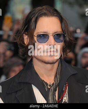 London, Großbritannien. 10 Mai, 2012. LONDON, ENGLAND - Mai 09: Johnny Depp nimmt an den 'Dark Shadows' European Film Premiere im Empire Leicester Square am 9. Mai 2012 in London, England. Personen: Johnny Depp Credit: Stürme Media Group/Alamy leben Nachrichten Stockfoto