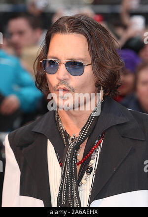 London, Großbritannien. 10 Mai, 2012. LONDON, ENGLAND - Mai 09: Johnny Depp nimmt an den 'Dark Shadows' European Film Premiere im Empire Leicester Square am 9. Mai 2012 in London, England. Personen: Johnny Depp Credit: Stürme Media Group/Alamy leben Nachrichten Stockfoto