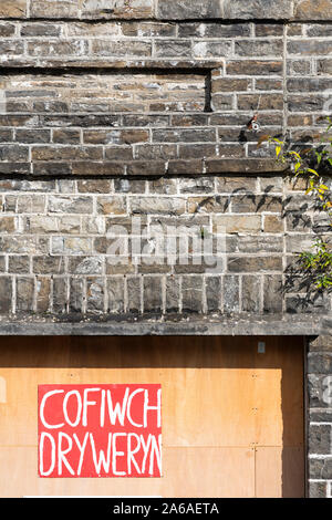 Cofiwch Dryweryn sign/Graffiti gemalt auf Gebäude in der walisischen Stadt Peebles Stockfoto