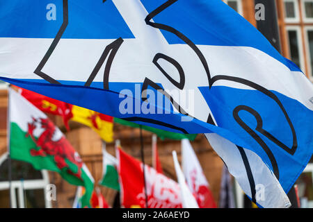 Ein Schottischer Alle unter einem Banner (auob) Flagge vor der walisischen Flags unterstützt Unabhängigkeit für Wales und Schottland fliegen Stockfoto