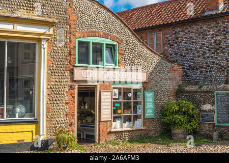 Cley Räucherei lokal produziert, geräucherten Fisch, Schalentiere, Wurstwaren und köstliche hausgemachte Pasteten auf Dorf High St, Cley Next das Meer, Norfolk, Großbritannien. Stockfoto