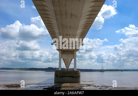 Die Severn Bridge, die erste Hängebrücke über den Severn Estuary, welche 1966 eröffnet der Autobahn M4 zwischen South Wales und London zu tragen. Die Brücke Plattform und Türme sind abgebildet, die von Sedbury zu Aust. 9/6/02 Stockfoto