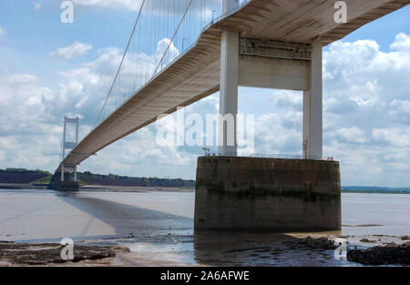 Die Severn Bridge, die erste Hängebrücke über den Severn Estuary, welche 1966 eröffnet der Autobahn M4 zwischen South Wales und London zu tragen. Die Brücke Plattform und Türme sind abgebildet, die von Sedbury zu Aust. 9/6/02 Stockfoto