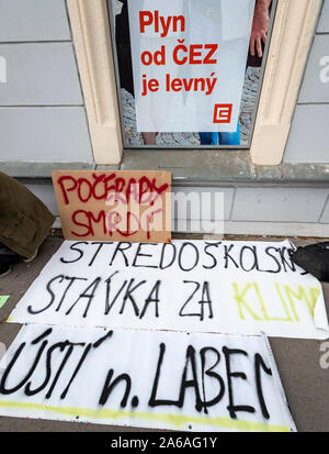 Usti nad Labem, Tschechische Republik. 25 Okt, 2019. Demonstration fordert Schließung von Kohlekraftwerk Pocerady in Usti Region am 25. Oktober 2019 stattfand, in Ustin nad Labem, Tschechische Republik. Credit: Ondrej Hajek/CTK Photo/Alamy leben Nachrichten Stockfoto