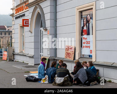 Usti nad Labem, Tschechische Republik. 25 Okt, 2019. Demonstration fordert Schließung von Kohlekraftwerk Pocerady in Usti Region am 25. Oktober 2019 stattfand, in Ustin nad Labem, Tschechische Republik. Credit: Ondrej Hajek/CTK Photo/Alamy leben Nachrichten Stockfoto