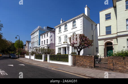 Reihe von Häusern entlang der Regent's Park Road, Primrose Hill, Camden, London, England, UK. Stockfoto