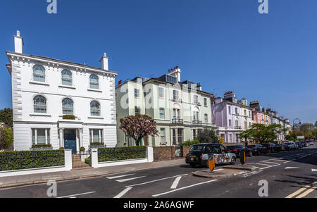 Reihe von Häusern entlang der Regent's Park Road, Primrose Hill, Camden, London, England, UK. Stockfoto