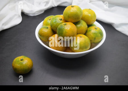 Volle Korb mit frisch gepflückte Mandarinen Stockfoto