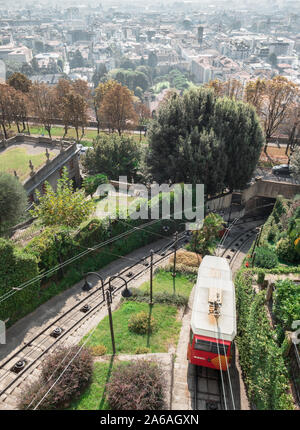 Obere Zeile in Bergamo Stadt Standseilbahn (funicolare Citta Alta). Rote Standseilbahn verbindet alte Obere Stadt und neu. Malerische Aussicht auf das historische Zentrum von Bergamo. Stockfoto