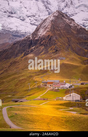 Panoramablick auf die Schweizer Alpen mit Mannlichen Seilbahnstation, Grindelwald, Berner Oberland, Schweiz Stockfoto