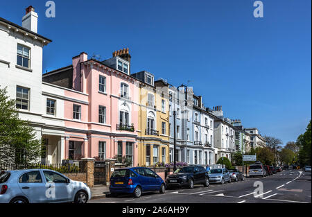Reihe von Häusern entlang der Regent's Park Rd, Primrose Hill, Camden, London, England, Großbritannien, GB. Stockfoto