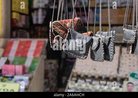 Kleine Amulett Beutel um den Hals hängen. Setzen Sie das Gebet. Es wird geglaubt, Glück bringen. Stockfoto