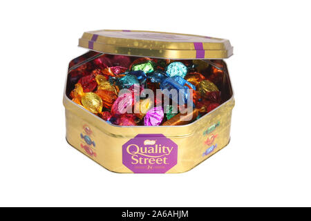 Eine geöffnete Dose mit Quality Street Christmas Edition 2019 isoliert auf weißem Hintergrund Stockfoto