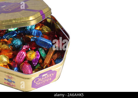 Eine geöffnete Dose mit Quality Street Christmas Edition 2019 isoliert auf weißem Hintergrund Stockfoto