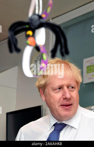 Premierminister Boris Johnson in der Kinderabteilung, als er Besuche Milton Keynes University Hospital in Buckinghamshire, Großbritannien, 25. Oktober 2019. Stockfoto