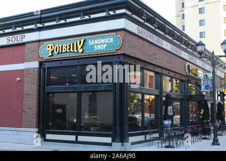 Gaithersburg, Maryland/USA - Oktober 18, 2019: Potbelly Sandwich Shop Logo auf ihren wichtigsten Store Niederlassung in Gaithersburg, MD. Stockfoto