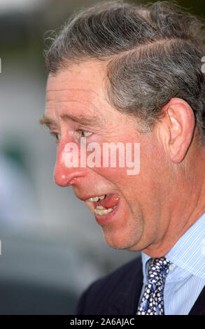 Der Prinz von Wales stellte heute (Freitag, 28/2/03) bei einem Besuch in Pyle Life Centre in der Nähe von Bridgend, South Wales, wo er beobachtete Bridgend Jugend Theater ein Stück mit dem Titel "Herz der Materie", die Sie mit Hilfe der Welsh National Opera produziert haben. Stockfoto