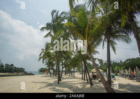 Einen schönen sonnigen Tag am Strand auf der Insel Sentosa eine sehr saubere Insel voller Attraktionen und saubere Strände mit klarem Wasser. Stockfoto