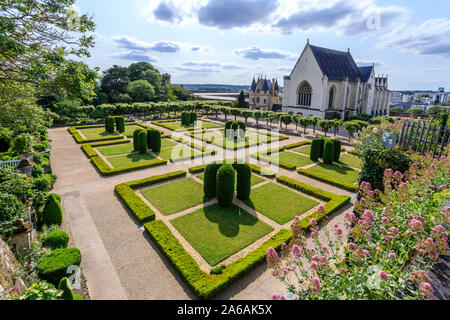 Frankreich, Maine et Loire, Angers, Chateau d'Angers, Angers, im Ehrenhof, die Kapelle und die regelmäßigen Gartens mit Bögen aus geschnitzten Eiben ein Stockfoto